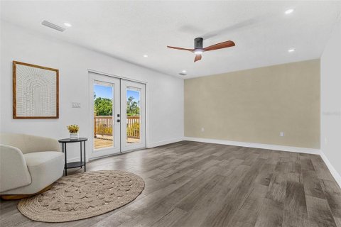 House in Saint Petersburg, Florida 4 bedrooms, 323.02 sq.m. № 1899886 - photo 25