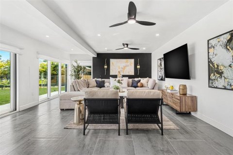 House in Saint Petersburg, Florida 4 bedrooms, 323.02 sq.m. № 1899886 - photo 7