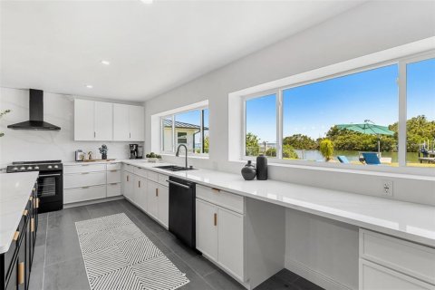 House in Saint Petersburg, Florida 4 bedrooms, 323.02 sq.m. № 1899886 - photo 23