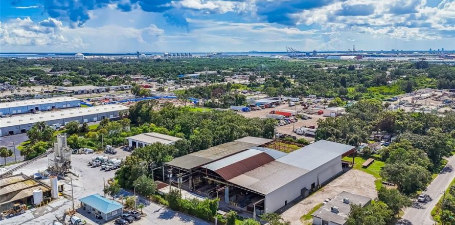 Propiedad comercial en Tampa, Florida 3957.08 m2 № 1913077
