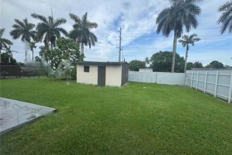Casa en alquiler en Miami, Florida, 3 dormitorios, 117.52 m2 № 1781749 - foto 10