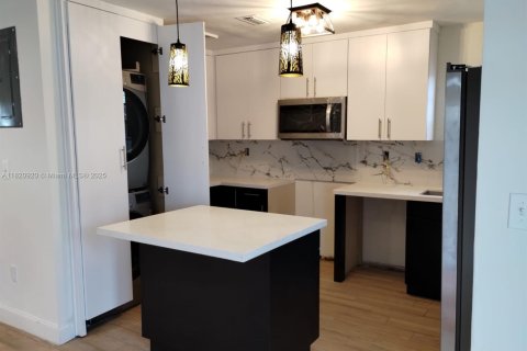 Casa en alquiler en Miami, Florida, 3 dormitorios, 117.52 m2 № 1781749 - foto 2