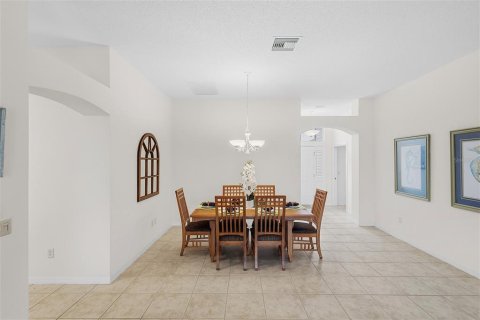 House in The Villages, Florida 3 bedrooms, 185.8 sq.m. № 2236133 - photo 8