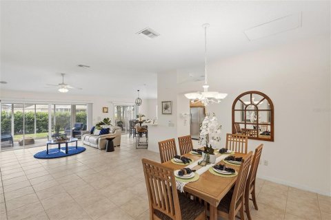 House in The Villages, Florida 3 bedrooms, 185.8 sq.m. № 2236133 - photo 3