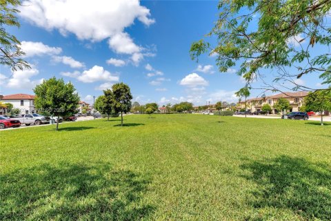 Adosado en venta en Hialeah, Florida, 2 dormitorios, 133.87 m2 № 2058650 - foto 28