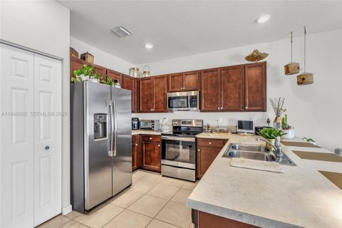 Adosado en venta en Hialeah, Florida, 2 dormitorios, 133.87 m2 № 2058650 - foto 10