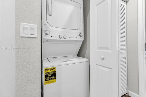 Adosado en venta en Hialeah, Florida, 2 dormitorios, 133.87 m2 № 2058650 - foto 19