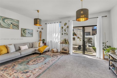 Adosado en venta en Hialeah, Florida, 2 dormitorios, 133.87 m2 № 2058650 - foto 14