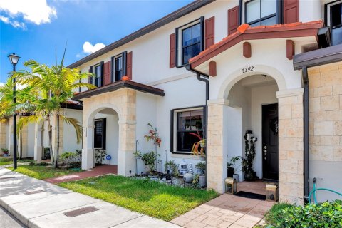 Adosado en venta en Hialeah, Florida, 2 dormitorios, 133.87 m2 № 2058650 - foto 2