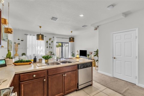 Adosado en venta en Hialeah, Florida, 2 dormitorios, 133.87 m2 № 2058650 - foto 11