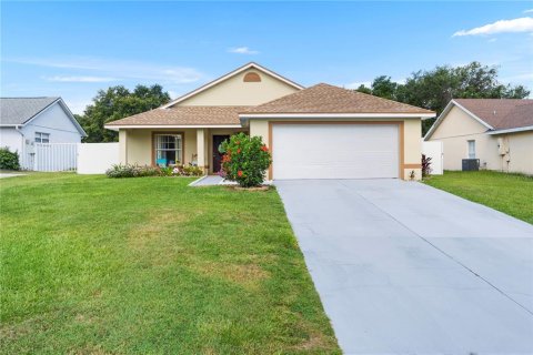 House in Clermont, Florida 4 bedrooms, 183.11 sq.m. № 1805797 - photo 1