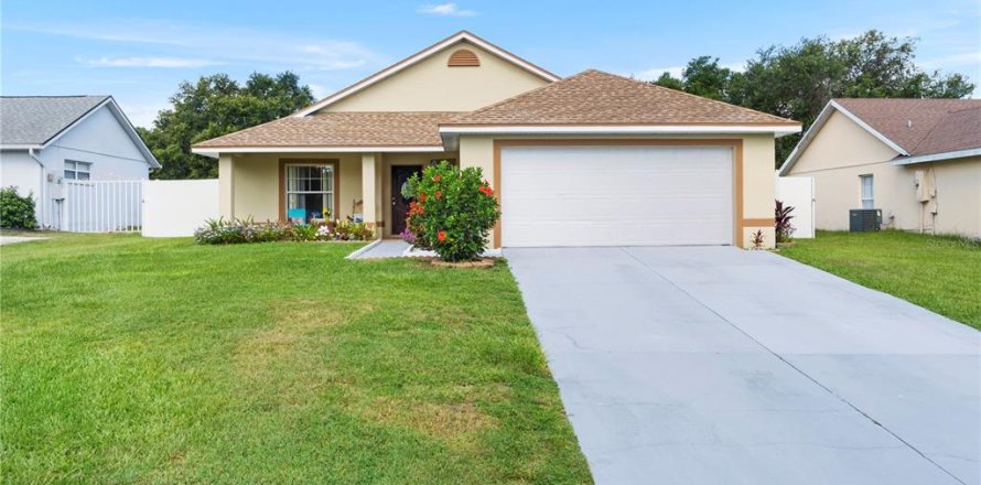 House in Clermont, Florida 4 bedrooms, 183.11 sq.m. № 1805797