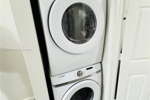 Townhouse in Miramar, Florida 3 bedrooms, 121.33 sq.m. № 2062836 - photo 9