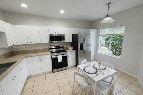 Townhouse in Miramar, Florida 3 bedrooms, 121.33 sq.m. № 2062836 - photo 2