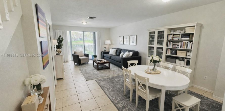 Townhouse in Miramar, Florida 3 bedrooms, 121.33 sq.m. № 2062836