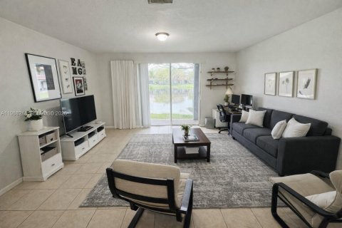 Townhouse in Miramar, Florida 3 bedrooms, 121.33 sq.m. № 2062836 - photo 4