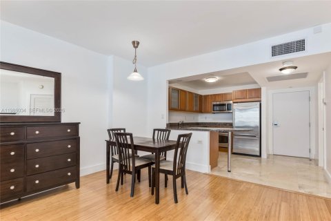 Condo in Miami Beach, Florida  № 2053112 - photo 4