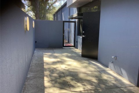 Propiedad comercial en venta en Tampa, Florida, 363.06 m2 № 1722748 - foto 2
