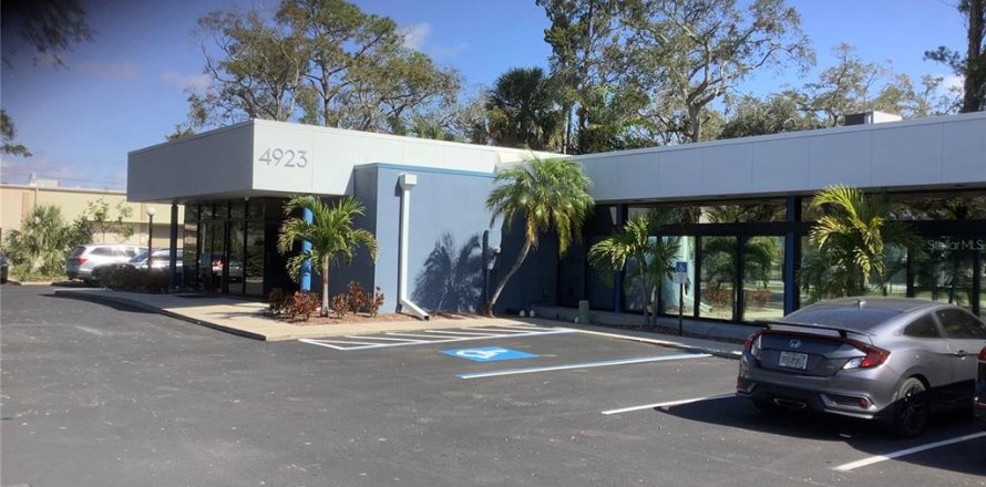 Propiedad comercial en Tampa, Florida 363.06 m2 № 1722748