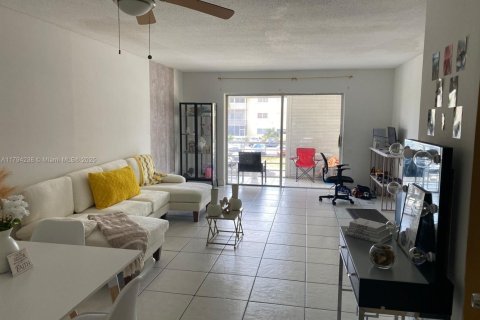 Condo in Lauderhill, Florida, 2 bedrooms  № 1962014 - photo 1