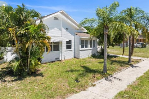 House in Winter Haven, Florida 3 bedrooms, 126.44 sq.m. № 1601949 - photo 2
