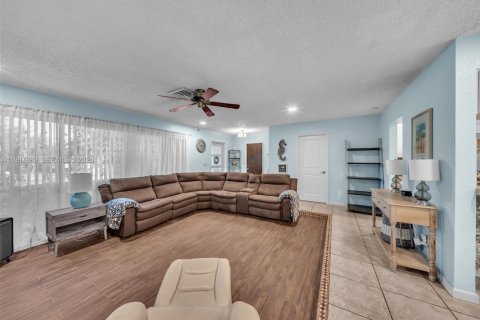 House in Pembroke Pines, Florida 3 bedrooms, 158.68 sq.m. № 2048969 - photo 8