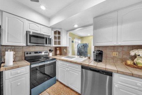 House in Pembroke Pines, Florida 3 bedrooms, 158.68 sq.m. № 2048969 - photo 17