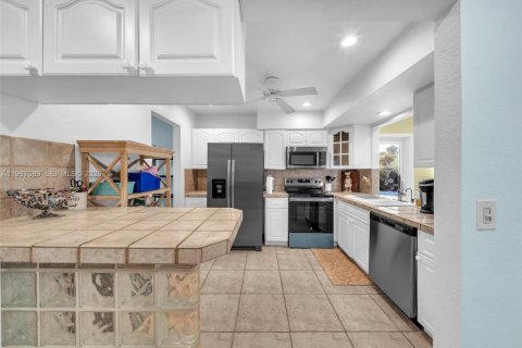 House in Pembroke Pines, Florida 3 bedrooms, 158.68 sq.m. № 2048969 - photo 13