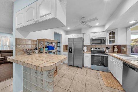 House in Pembroke Pines, Florida 3 bedrooms, 158.68 sq.m. № 2048969 - photo 12