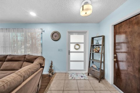 House in Pembroke Pines, Florida 3 bedrooms, 158.68 sq.m. № 2048969 - photo 5