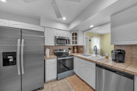 House in Pembroke Pines, Florida 3 bedrooms, 158.68 sq.m. № 2048969 - photo 26