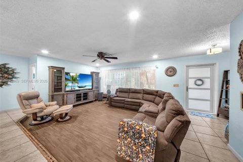 House in Pembroke Pines, Florida 3 bedrooms, 158.68 sq.m. № 2048969 - photo 6