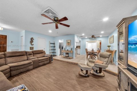 House in Pembroke Pines, Florida 3 bedrooms, 158.68 sq.m. № 2048969 - photo 9