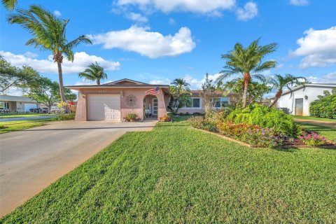 House in Pembroke Pines, Florida 3 bedrooms, 158.68 sq.m. № 2048969