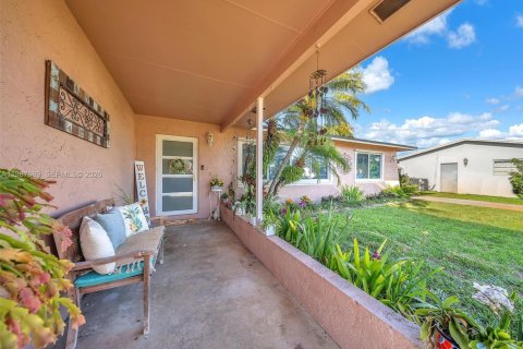 House in Pembroke Pines, Florida 3 bedrooms, 158.68 sq.m. № 2048969 - photo 3