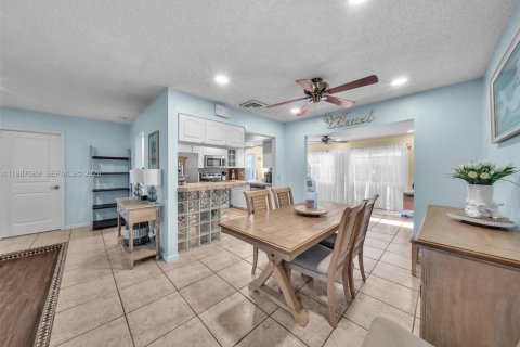 House in Pembroke Pines, Florida 3 bedrooms, 158.68 sq.m. № 2048969 - photo 10