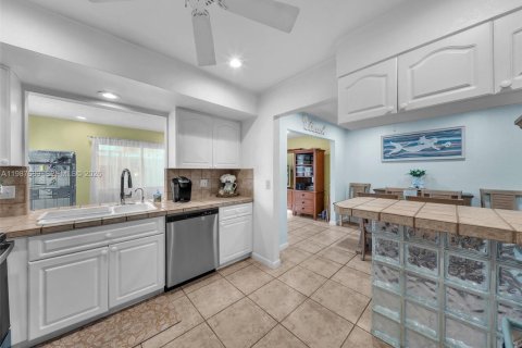 House in Pembroke Pines, Florida 3 bedrooms, 158.68 sq.m. № 2048969 - photo 16