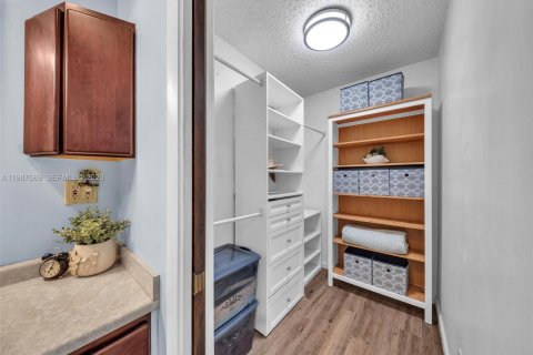 House in Pembroke Pines, Florida 3 bedrooms, 158.68 sq.m. № 2048969 - photo 24