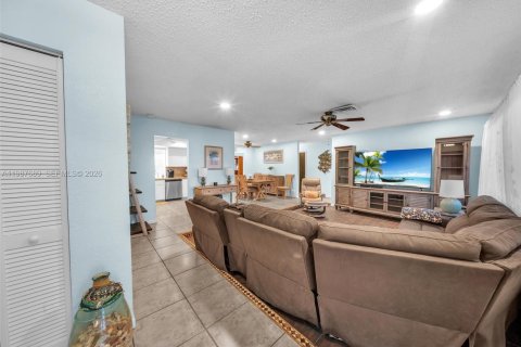 House in Pembroke Pines, Florida 3 bedrooms, 158.68 sq.m. № 2048969 - photo 7