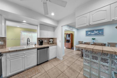 House in Pembroke Pines, Florida 3 bedrooms, 158.68 sq.m. № 2048969 - photo 27