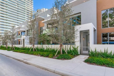 Townhouse in Tampa, Florida 3 bedrooms, 334.91 sq.m. № 1613537 - photo 2