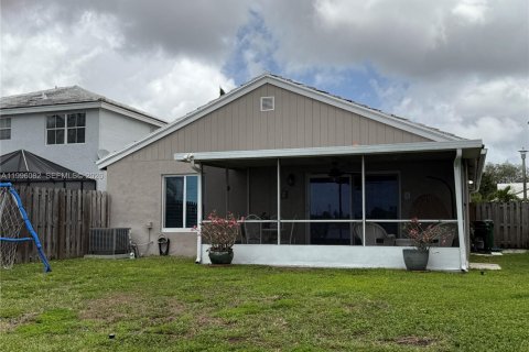 House in Margate, Florida 3 bedrooms, 111.02 sq.m. № 2063370 - photo 5