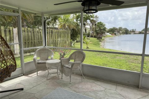 House in Margate, Florida 3 bedrooms, 111.02 sq.m. № 2063370 - photo 29