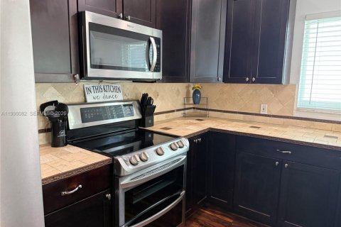 House in Margate, Florida 3 bedrooms, 111.02 sq.m. № 2063370 - photo 13