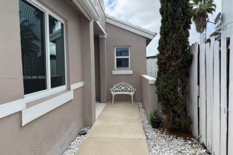 House in Margate, Florida 3 bedrooms, 111.02 sq.m. № 2063370 - photo 10