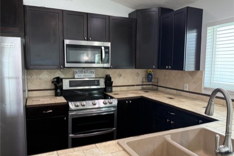 House in Margate, Florida 3 bedrooms, 111.02 sq.m. № 2063370 - photo 12