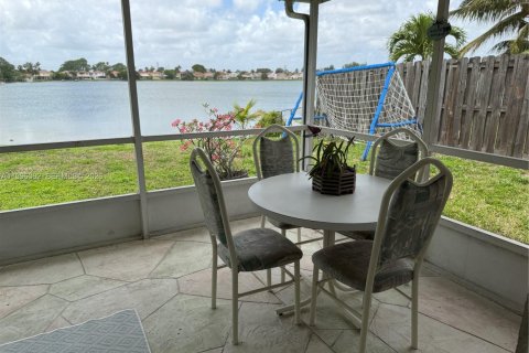 House in Margate, Florida 3 bedrooms, 111.02 sq.m. № 2063370 - photo 4