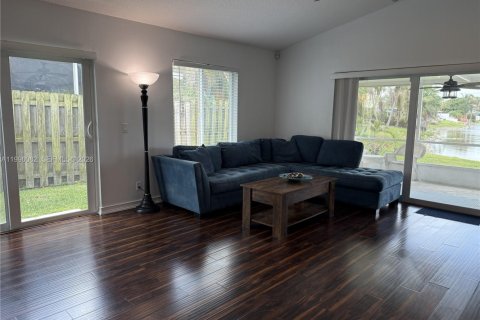 House in Margate, Florida 3 bedrooms, 111.02 sq.m. № 2063370 - photo 17