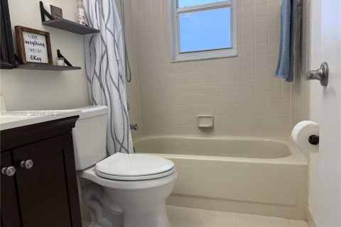 House in Margate, Florida 3 bedrooms, 111.02 sq.m. № 2063370 - photo 28