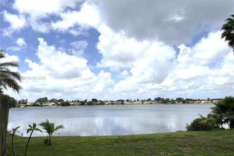 House in Margate, Florida 3 bedrooms, 111.02 sq.m. № 2063370 - photo 2